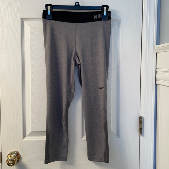 Nike Capri Legging - Picture 1 of 5